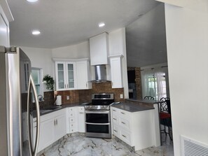 冷蔵庫、電子レンジ、オーブン、コンロ