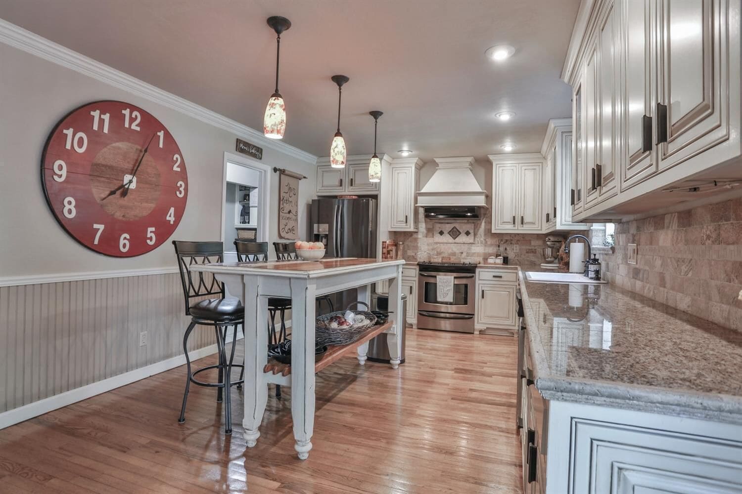 Réfrigérateur, four à micro-ondes, un four, surface de cuisson