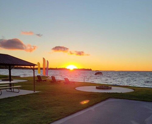 Jack's on the Bay, 2 Bedroom/2 Bath Lake Front