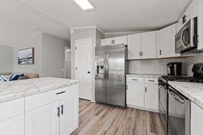 Private kitchen - New! Modern Luxury Boho Lakehouse 2BR w/Dock Slip (Angola)