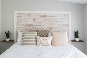 Room - New! Modern Luxury Boho Lakehouse 2BR w/Dock Slip (Angola)
