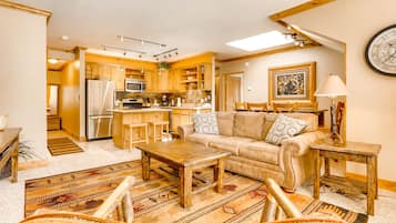 Quarto, 1 quarto (Black Bear Lodge) | Área de estar | TV de tela plana 32 polegadas com canais a cabo, TV