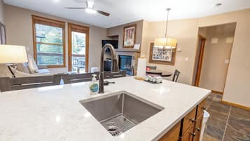 Condo standard, 2 quartos (Black Bear Lodge) | Cozinha compartilhada | Geladeira grande, micro-ondas, fogão, cooktop