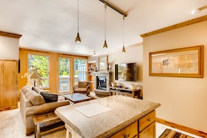 Room, 1 Bedroom (Black Bear Lodge) | Private kitchen | Full-size fridge, microwave, oven, stovetop