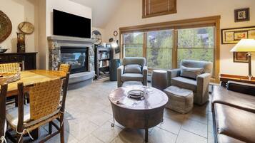 Apartamento estándar, 2 habitaciones (Jackpine Lodge) | Zona de estar | Televisión de pantalla plana de 32 pulgadas con canales por cable