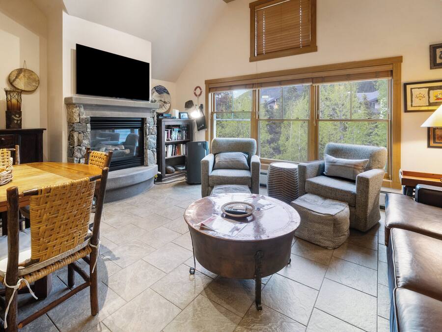 Apartamento estándar, 2 habitaciones (Jackpine Lodge) | Zona de estar | Televisión de pantalla plana de 32 pulgadas con canales por cable