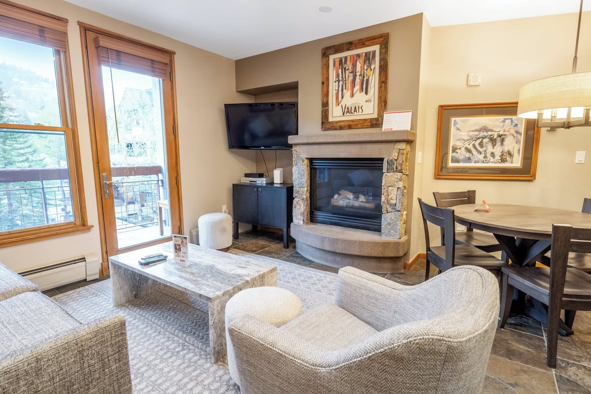 Bloc d'apartaments estàndard, 2 dormitoris (Black Bear Lodge) | Sala d'estar | Televisor de pantalla plana de 32 polzades amb canals per cable