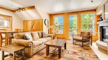 Zimmer, 1 Schlafzimmer (Black Bear Lodge) | Wohnbereich | 32-Zoll-Flachbildfernseher mit Kabelempfang, Fernseher