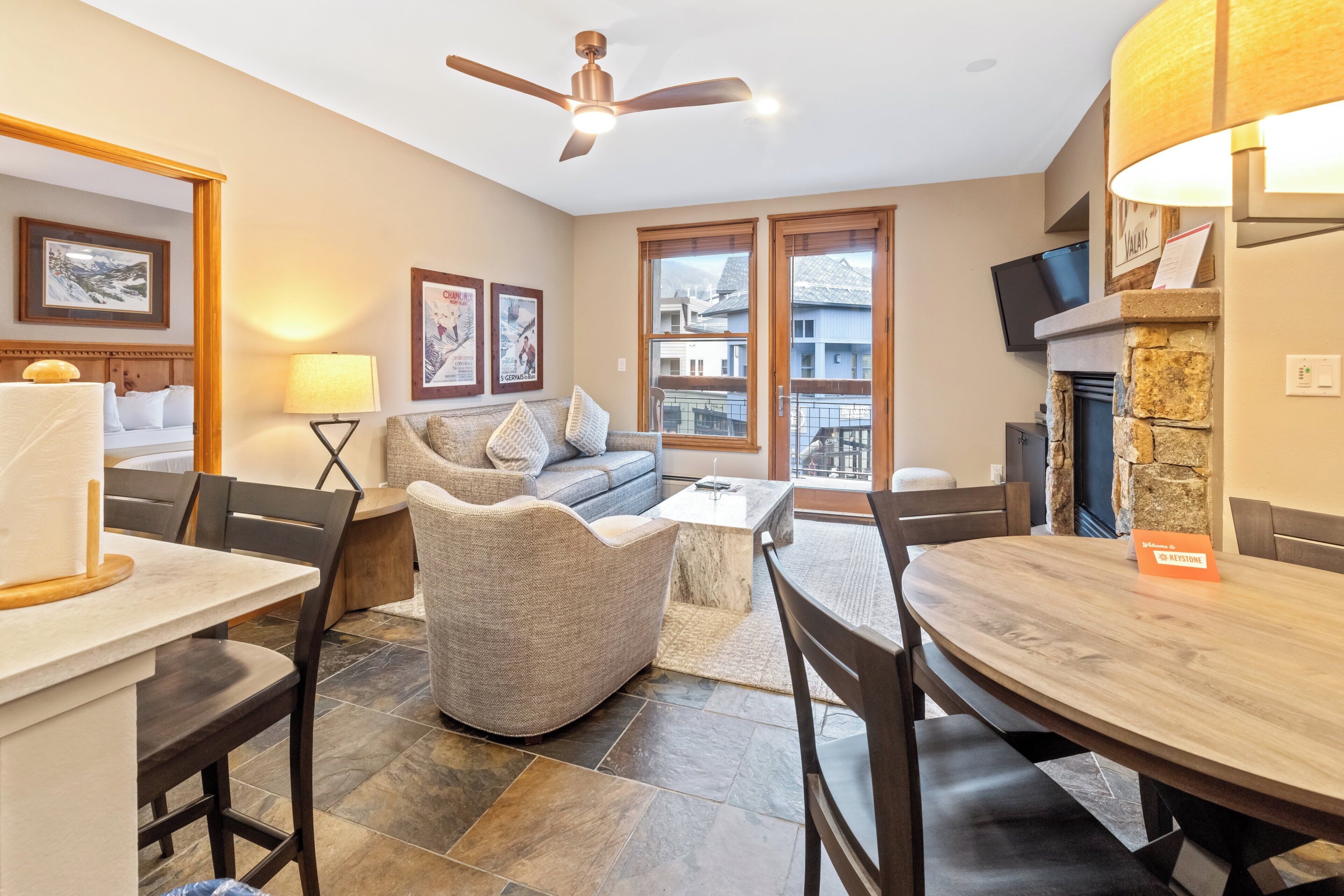 Una sala de estar moderna con un sofá, una mesa de comedor y una chimenea.