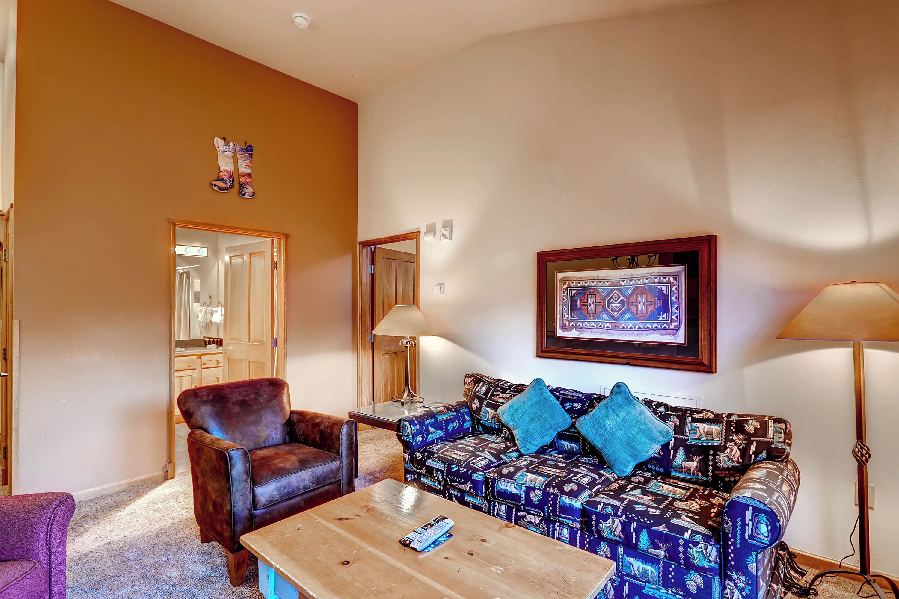 Habitació, 1 dormitori (Black Bear Lodge) | Sala d'estar | Televisor de pantalla plana de 32 polzades amb canals per cable 