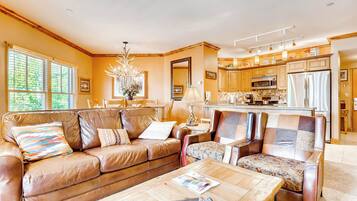 Condo standard, 2 quartos (Jackpine Lodge) | Área de estar | TV de tela plana 32 polegadas com canais a cabo, TV