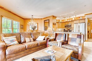 Standard-Apartment, 2 Schlafzimmer (Jackpine Lodge) | Wohnbereich | 32-Zoll-Flachbildfernseher mit Kabelempfang, Fernseher