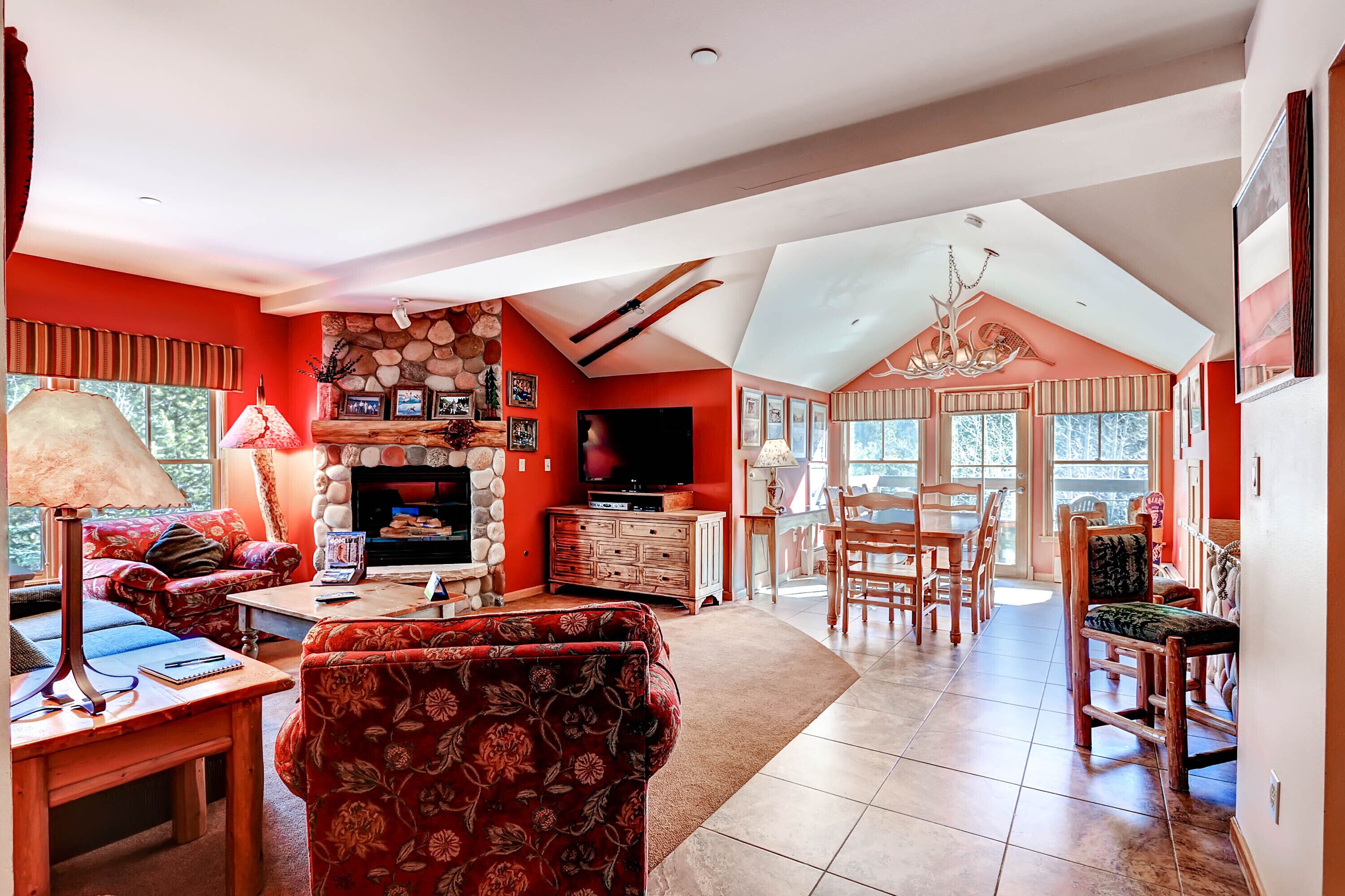 Quarto, 2 quartos (Jackpine Lodge plus Murphy Bed) | Área de estar | TV de tela plana 32 polegadas com canais a cabo, TV