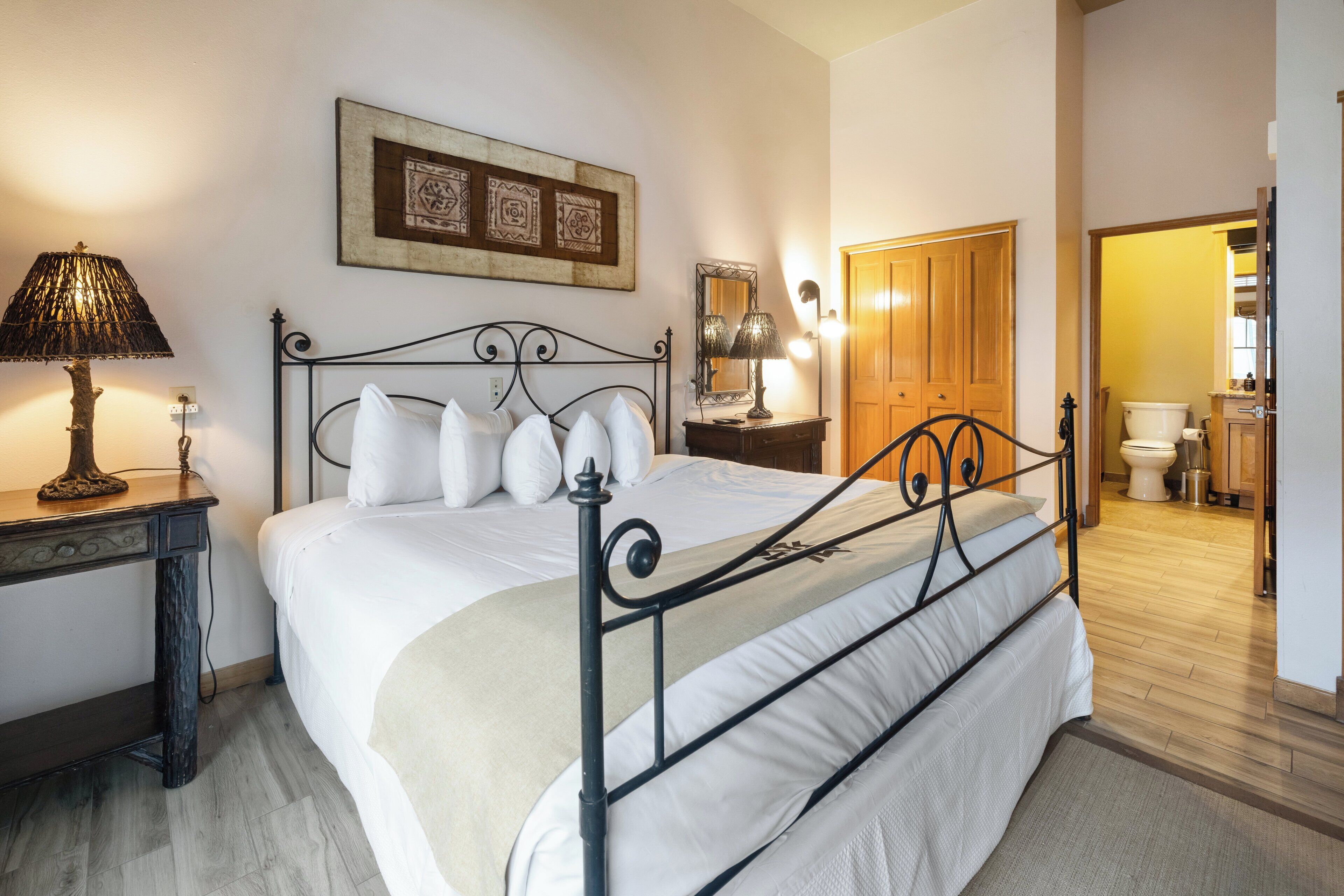 Leilighet – standard, 2 soverom (Jackpine Lodge) | Individuelt dekorert, individuelt innredet og skrivebord for bærbar PC