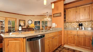 Apartamento, 2 habitaciones | Cocina privada | Frigorífico grande, microondas, horno y placa de cocina