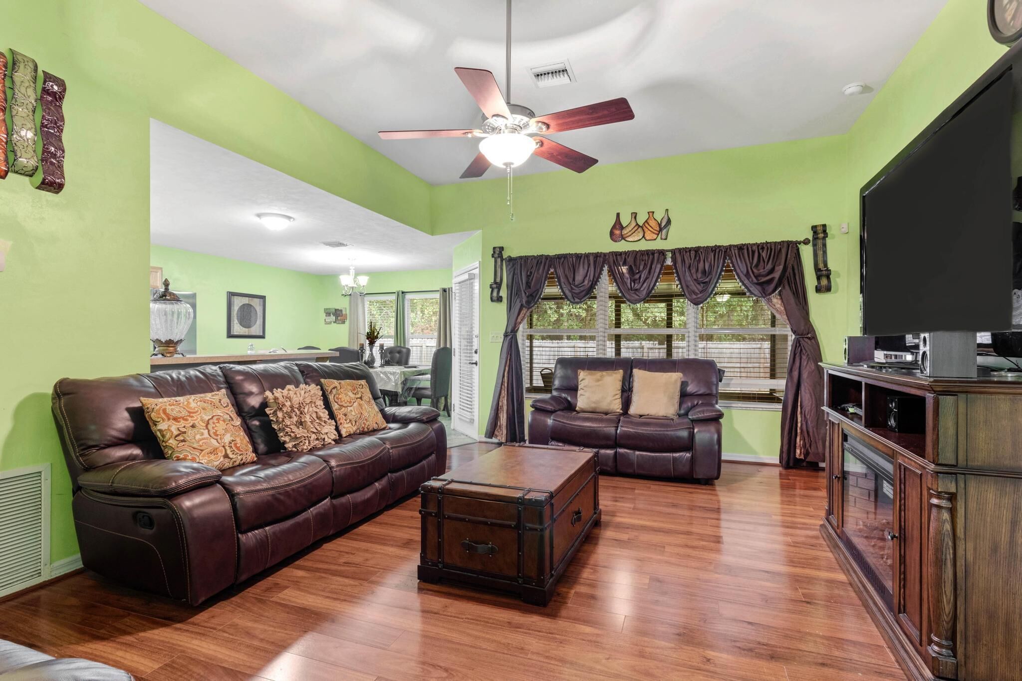 Colorful 3 Bedroom Home - Close to GNV Airport
