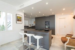 Kühlschrank, Mikrowelle, Ofen, Geschirrspüler