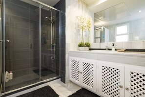 Baignoire, sèche-cheveux, serviettes fournies