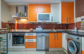 Frigorífico, microondas, placa de cocina y lavavajillas