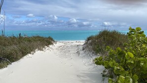 På stranden, solsenger og strandhåndklær