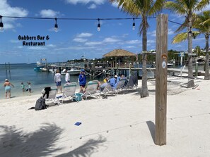 Plage, chaises longues, serviettes de plage