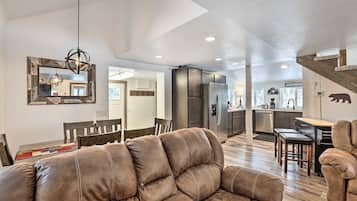 Televisor intel·ligent, llar de foc, llibres i pantalles d'ordinador