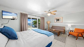 Studio Suite | Living area | 32-inch flat-screen TV with satellite channels, TV