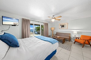 Studio Suite | Living area | 32-inch flat-screen TV with satellite channels, TV