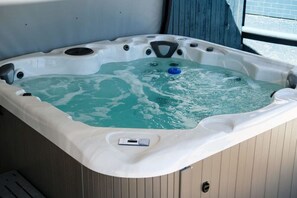 Bañera de hidromasaje al aire libre