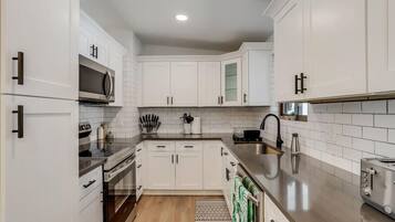 Een koelkast, een magnetron, een oven, een kookplaat