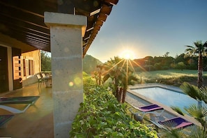 Terrace/patio - Delightful 1-Bed Villa, A/C, Private Pool, Stunning Colonya Valley & Mountain Views, near Pollenca! (Pollença)