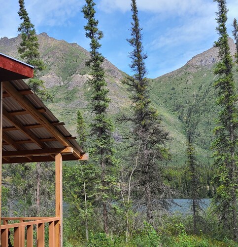 Private lakefront cabin with mountain views
