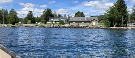 På stranden, kajakkpadling og fisking