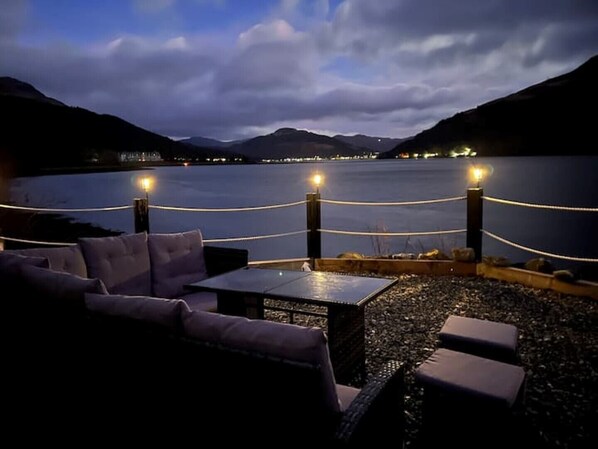 Terrace/patio - WATERSIDE 3 BED COTTAGE, HOT TUB, SAUNA, PVT BEACH (Arrochar)