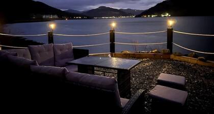 WATERSIDE 3 BED COTTAGE, HOT TUB, SAUNA, PVT BEACH