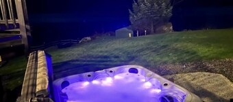 WATERSIDE 3 BED COTTAGE, HOT TUB, SAUNA, PVT BEACH