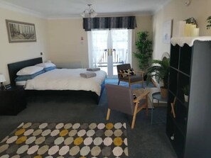 3 Schlafzimmer, Schreibtisch, Bügeleisen/Bügelbrett, Reisekinderbett