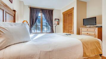 Condo, 2 Bedrooms (with Murphy) | Individually decorated, individually furnished, laptop workspace