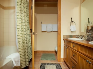 Appartamento Basic | Bagno | Combinazione doccia/vasca, asciugacapelli, asciugamani, sapone