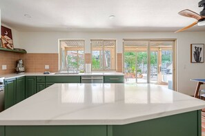 Kahvin-/teenkeitin, jääkaappi, mikroaaltouuni, uuni