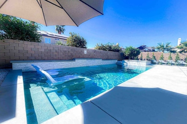 Piscina a l'aire lliure i piscina climatitzada