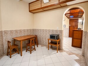Apartamento económico, 1 cama doble, Se admiten mascotas, vistas al jardín | Zona de estar