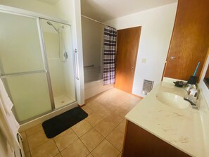 Shower, jetted bath, hair dryer, towels - Auburn's Family Hideaway - 3 bedrooms with king bed, BBQ, Internet, jet tub (Auburn)