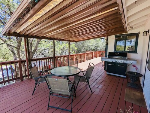 Auburn's Family Hideaway - 3 bedrooms with king bed, BBQ, Internet, jet tub