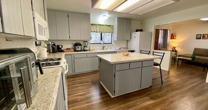 Auburn's Family Hideaway - 3 bedrooms with king bed, BBQ, Internet, jet tub