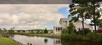 Family Friendly Townhome in desired Stewards Watch Community- 5mins to the beach