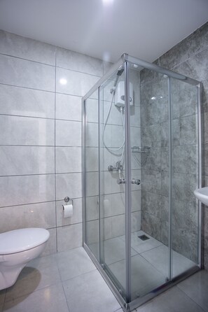 Dusche, Regendusche, Haartrockner, Handtücher