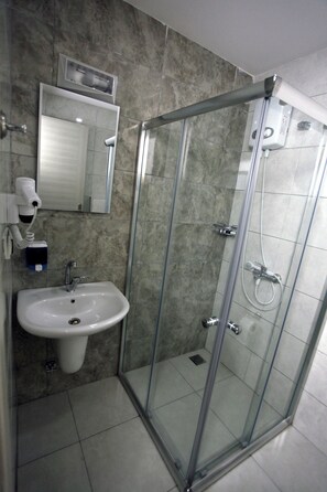 Shower, rainfall showerhead, hair dryer, towels - Lofts Alanya Luna (Alanya)