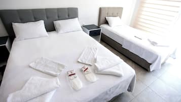 Habitación triple económica | Minibar y ropa de cama