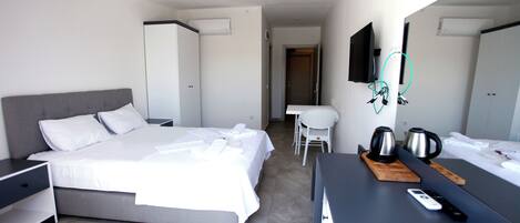 Standard Room | Minibar, bed sheets